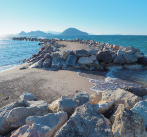 Felsiger K&uuml;stenweg bei Izmir mit Blick aufs Meer und entfernte Berge.