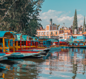 Bunte Boote in den Kan&auml;len von Xochimilco in Mexiko-Stadt, Mexiko.