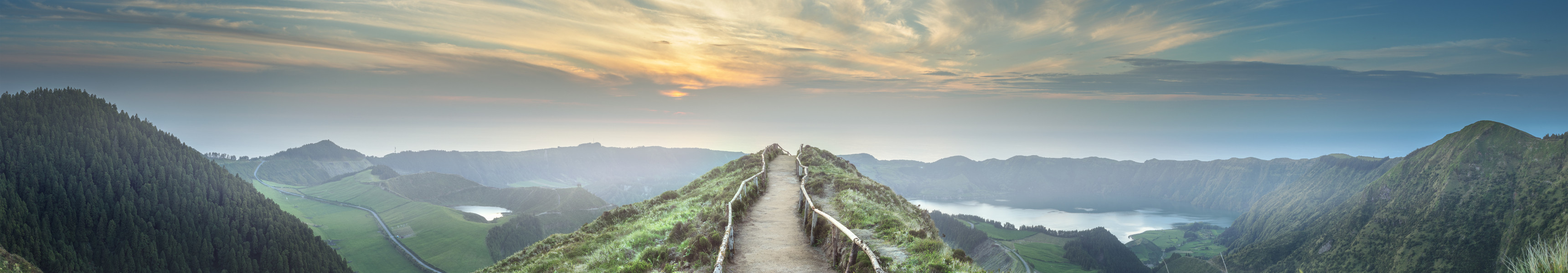 Panoramablick vom Aussichtspunkt Miradouro da Boca do Inferno auf die gr&uuml;nen Berge und die Seen von Sete Cidades auf der Insel S&atilde;o Miguel, Azoren, Portugal, bei Sonnenuntergang.