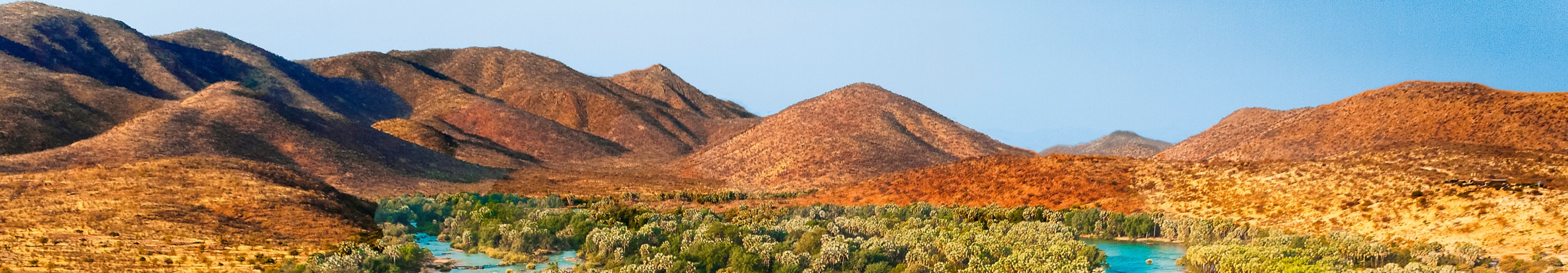 Panoramablick auf die Epupa-Wasserf&auml;lle des Kunene-Flusses an der Grenze zwischen Namibia und Angola