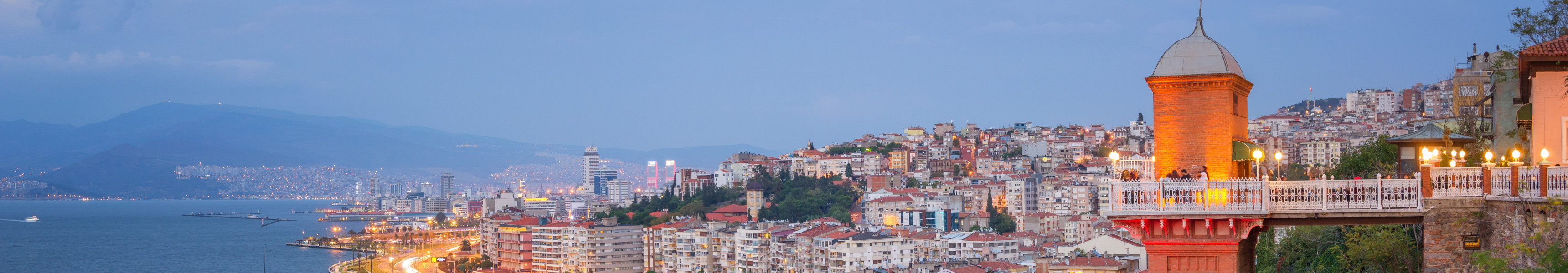 Izmir mit historischem Aufzug in der Abendd&auml;mmerung