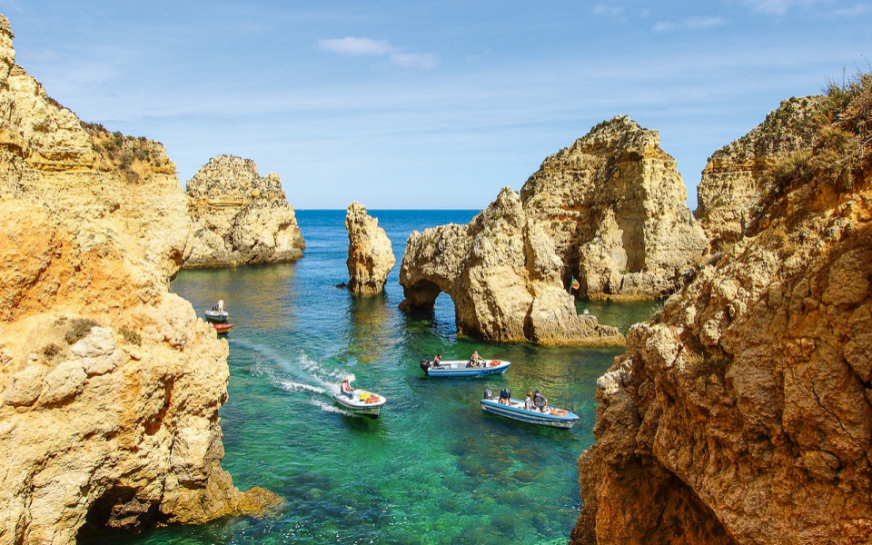 Meer mit Felsen und Booten