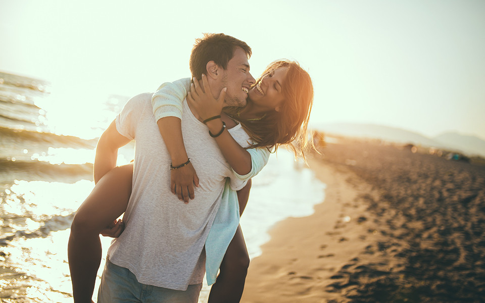 Gl&uuml;ckliches Paar am Strand von Barcelona