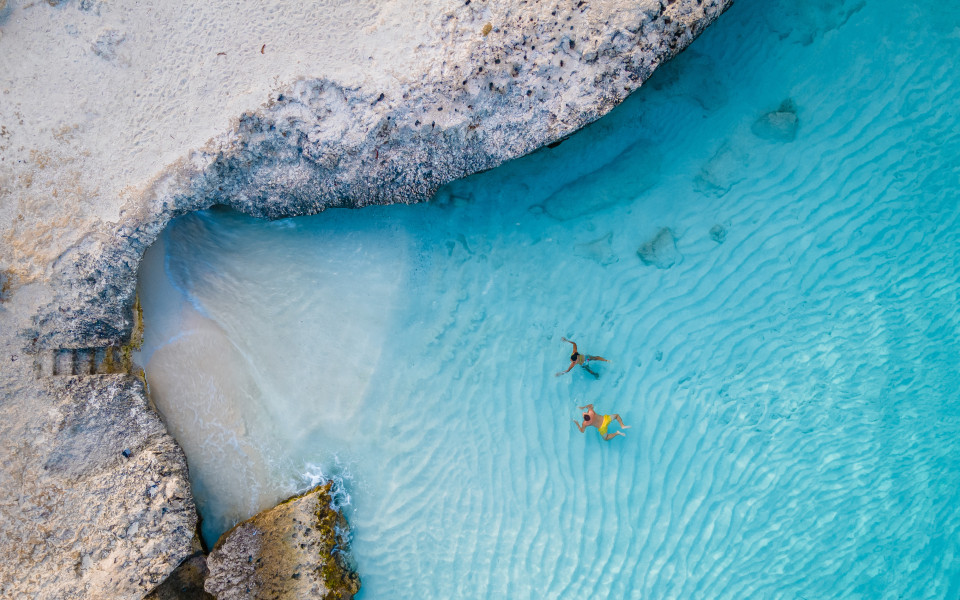 Badebucht mit Felsen 