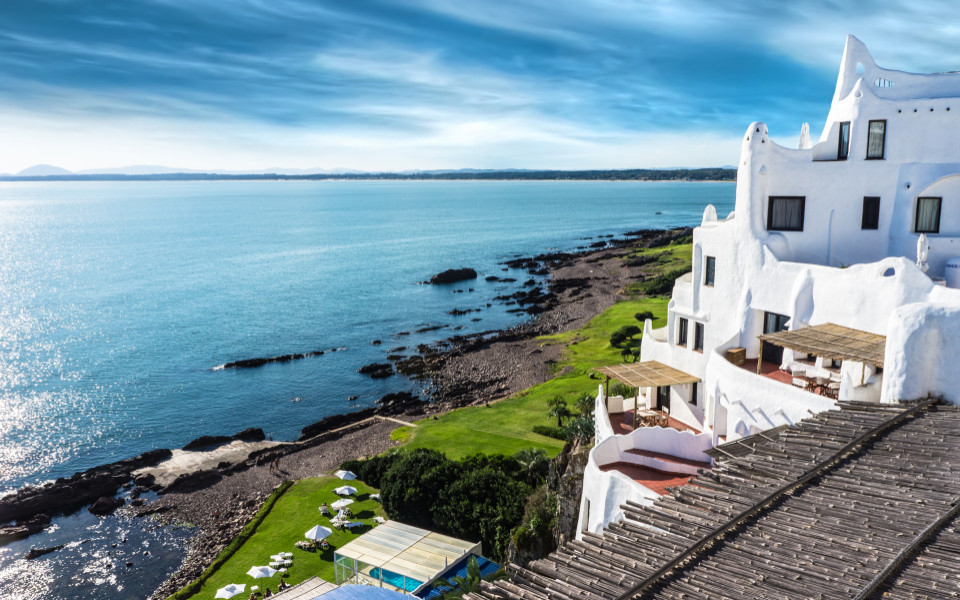 Wei&szlig;es Geb&auml;ude an der K&uuml;ste von Casapueblo Punta del Este in Uruguay