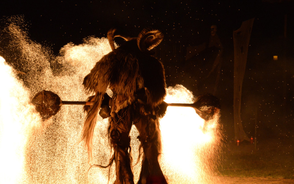 Teufel tanzen im Feuer w&auml;hrend der Walpurgisnacht