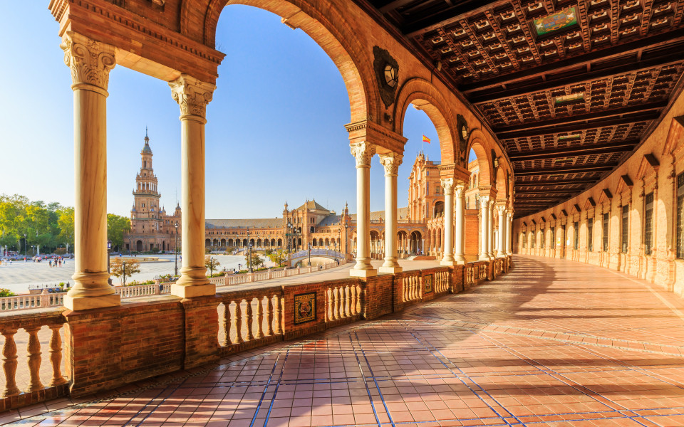 Andalusien Reisetipp: Ein Blick auf den leeren spanischen Platz in Sevilla werfen