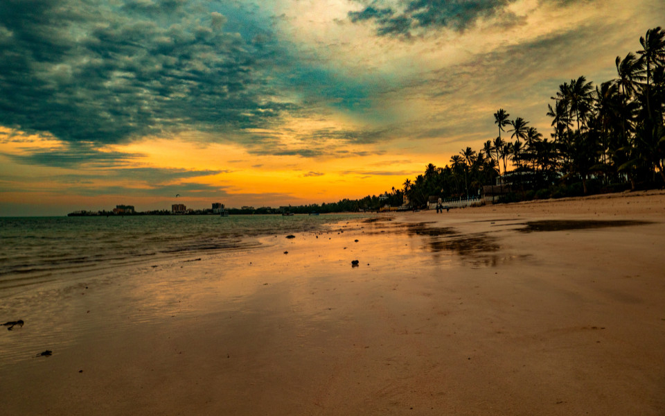 Bamburi Beach in Kenia mit feinem Sand, Palmen und einem ruhigen Meer im Hintergrund.