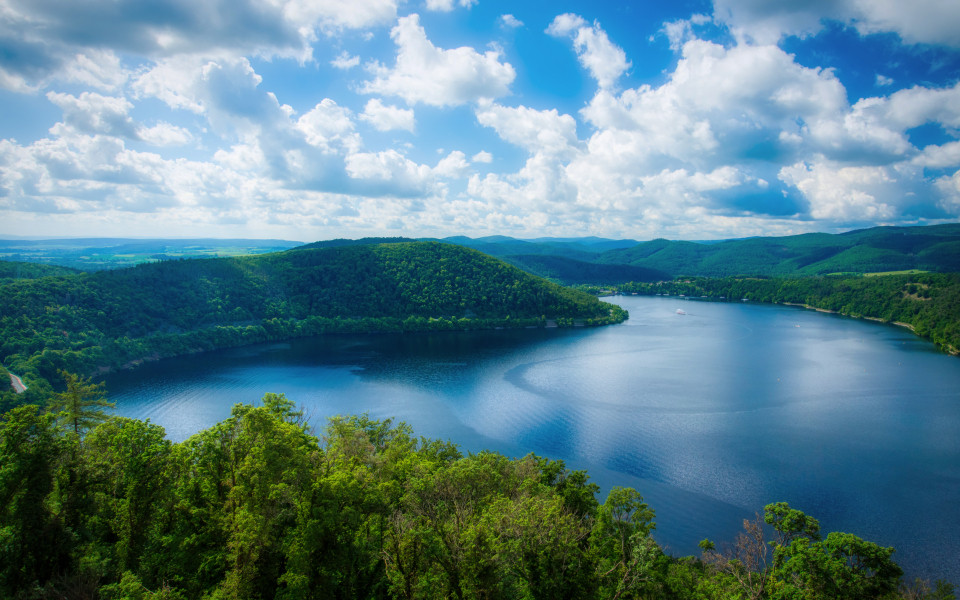 Der Edersee in Hessen umgeben von gr&uuml;nen H&auml;ngen des Nationalpark Kellerwald-Edersee