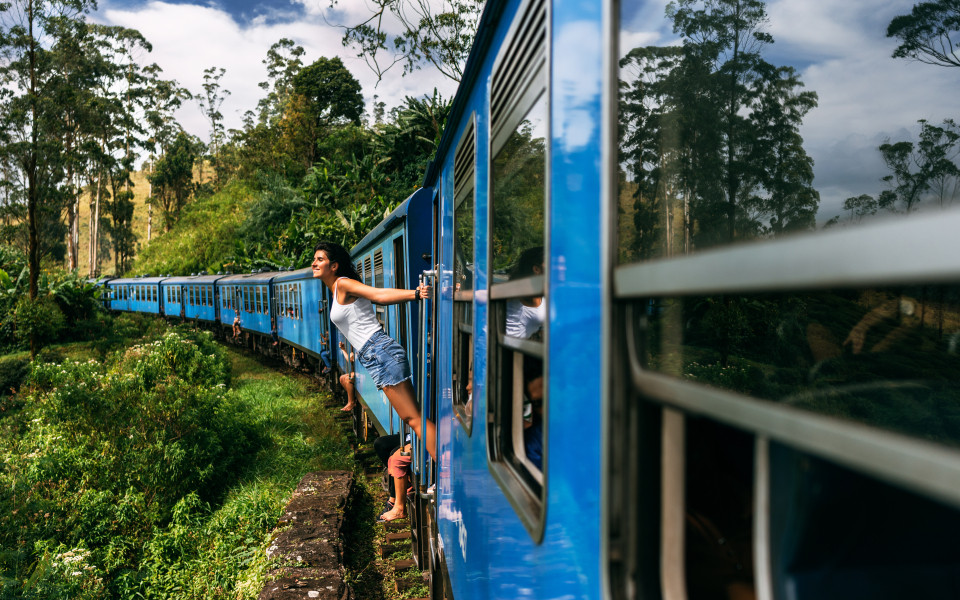 Sch&ouml;nes M&auml;dchen reist mit dem Zug durch die Berge in Asien 